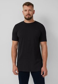 Zwarte T-shirt met korte mouwen in een normale pasvorm, gemaakt van soepele katoenstof met een ronde hals en kleine branding op de voorkant.