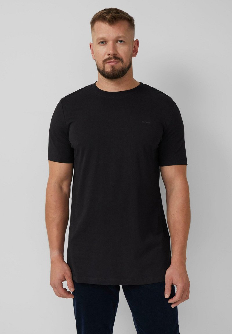 Zwarte T-shirt met korte mouwen in een normale pasvorm, gemaakt van soepele katoenstof met een ronde hals en kleine branding op de voorkant.
