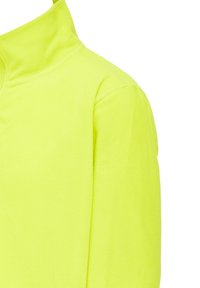 Fluorescency żółty polarowy pulower z wysokim kołnierzem, miękką fakturą i starannym przeszyciem wzdłuż szwów. Brak dodatkowych akcentów.