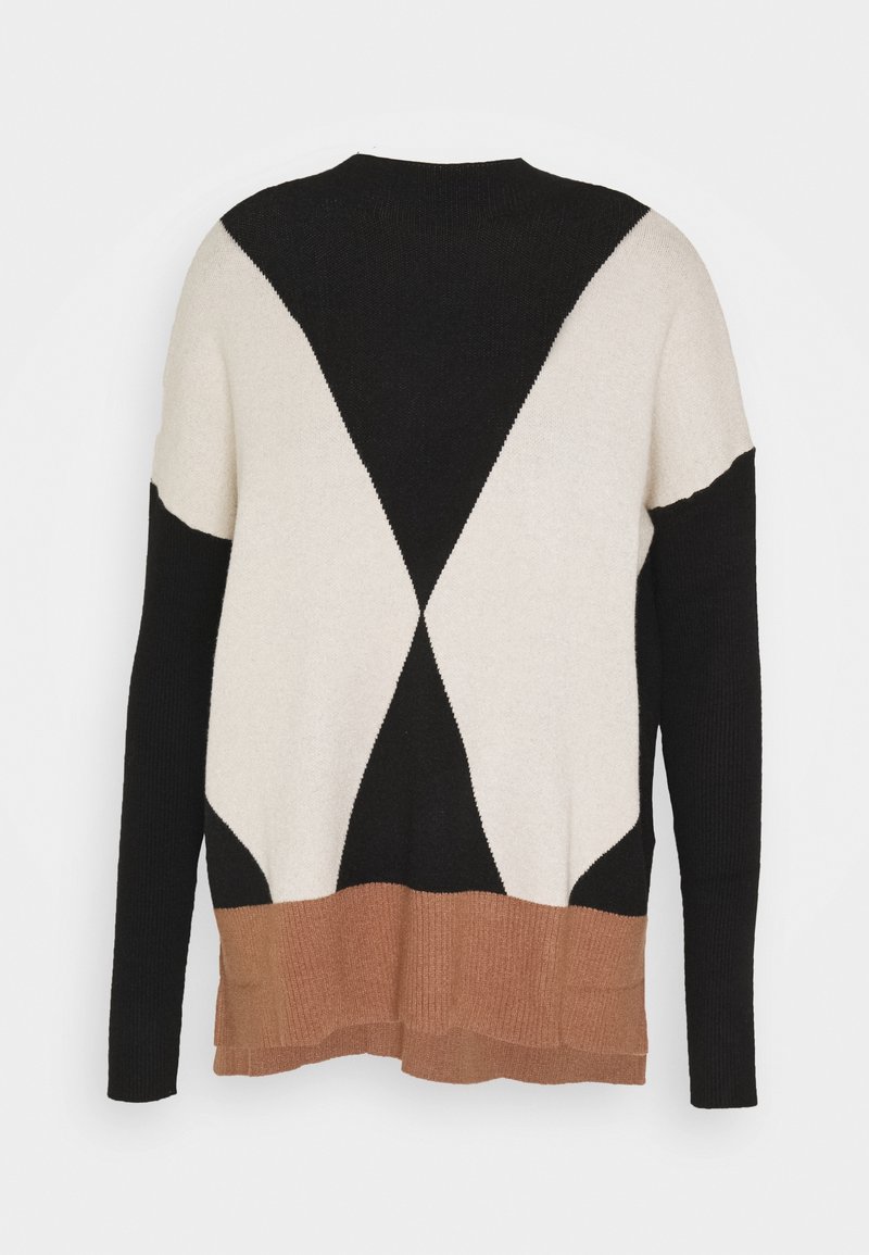 Pull en maille avec un design à blocs de couleur en crème, noir et rouille ; motifs en forme de V à l'arrière ; coupe décontractée ; ourlet côtelé.