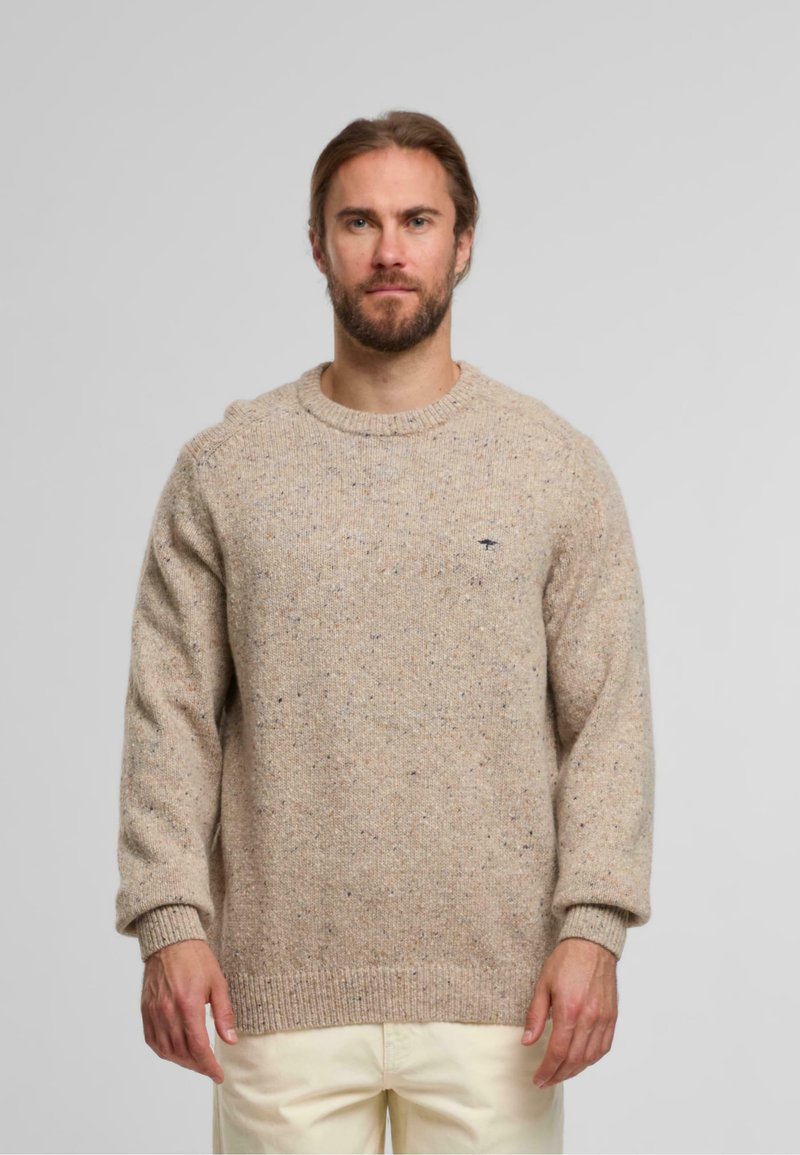 Beiger Strickpullover mit Rundhalsausschnitt, gerippten Bündchen und Saum. Er hat ein dezentes gesprenkeltes Muster in verschiedenen Farben.