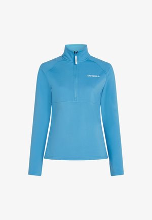 Hele sinine fliistekinnas kõrge kraega, neljandiku tõmbluku ja pikkade varrukatega. Omab horisontaalset õmblust rinna piirkonnas.