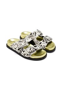 Infradito a pois bianchi e neri con due fibbie argentate, sottopiede in oro metallizzato e suola in gomma nera.