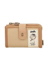 Portafoglio beige con tessuto texture e dettagli in pelle liscia. Presenta un'etichetta grafica con un personaggio e il testo "il mio spazio sicuro."