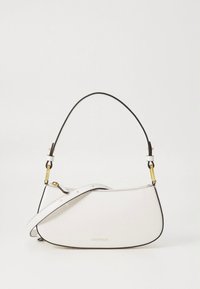 Geantă albă din piele cu formă curbată și accente negre. Are o curea scurtă, reglabilă și un detaliu din metal auriu.