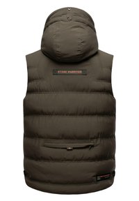Zelena puffer prsluk s kapuljačom, s prednjim džepom na patentni zatvarač, izdrživim šavovima i logom na zadnjoj strani.