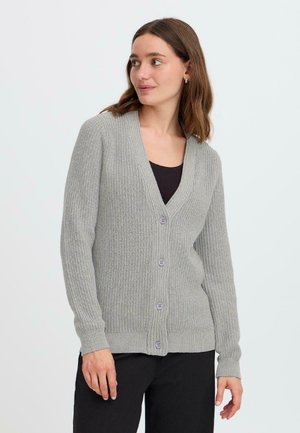 Cardigan en maille grise avec un col en V, texture côtelée et six boutons violets sur le devant. Manches longues et coupe décontractée.