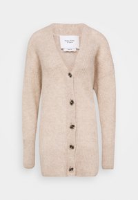 Beige pletený cardigan vyrobený z měkkého materiálu, s hlubokým výstřihem do V, dlouhými rukávy a šesti hnědými knoflíky vpředu.