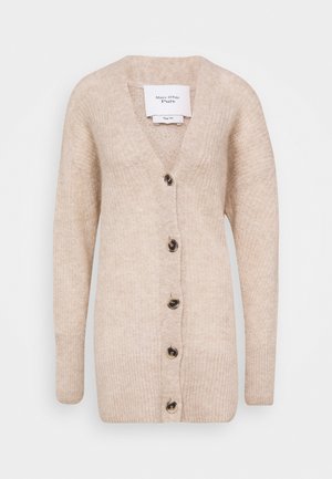 Cardigan beige realizzato in morbido materiale, caratterizzato da un profondo scollo a V, maniche lunghe e sei bottoni marroni lungo la parte anteriore.