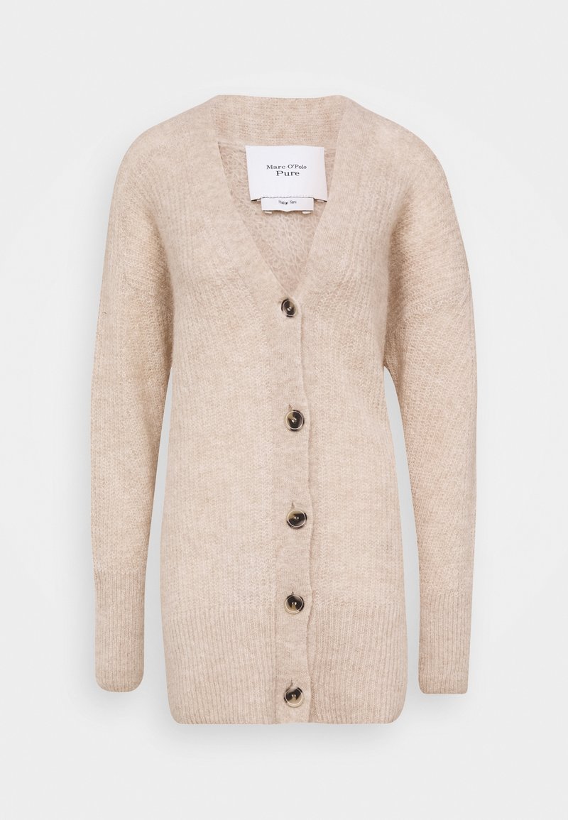 Beige pletený cardigan vyrobený z měkkého materiálu, s hlubokým výstřihem do V, dlouhými rukávy a šesti hnědými knoflíky vpředu.