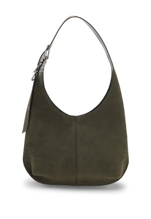 Borsa hobo in camoscio verde oliva con tracolla regolabile e fibbia in argento su sfondo bianco.