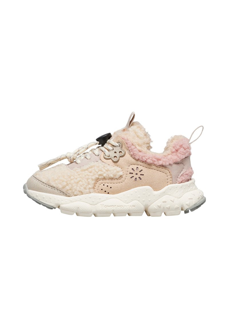 Nízké tenisky s béžovou a růžovou chlupatou tkaninou, semišovými panely, silnou bílou texturovanou podrážkou a tkaničkami se systémem na utažení.