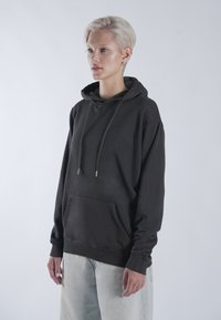 Mira Paris PINS BACK EMBROIDERY UNISEX - Pulover s kapuco - black