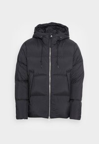 Czarna pikowana kurtka z kapturem, z przodu na zamek błyskawiczny i sznurkami do regulacji, wyeksponowana na jednolitym jasnym tle.