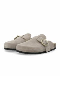 Sabots en daim beige à enfiler avec des orteils ronds, une boucle latérale en accent et des semelles en caoutchouc noir texturé pour une meilleure adhérence.