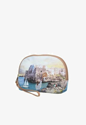 Borsa a mano con stampa di una spiaggia panoramica che presenta edifici e una persona che tiene un cappello, corpo azzurro chiaro e rifinitura della cerniera color tan.