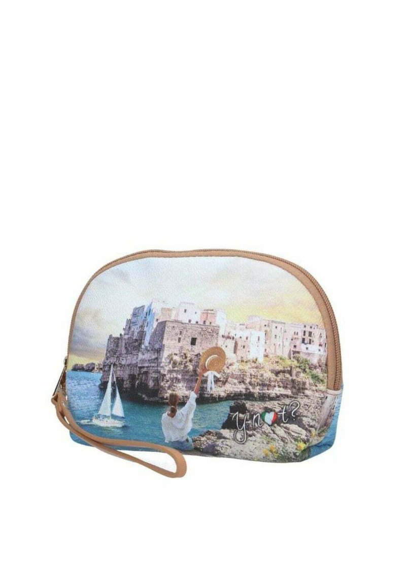 Borsa a mano con stampa di una spiaggia panoramica che presenta edifici e una persona che tiene un cappello, corpo azzurro chiaro e rifinitura della cerniera color tan.