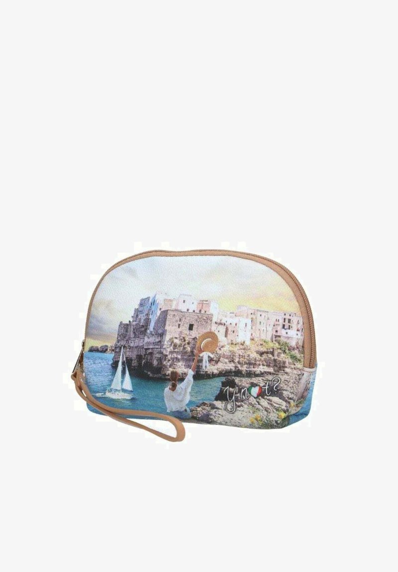 Borsa a mano con stampa di una spiaggia panoramica che presenta edifici e una persona che tiene un cappello, corpo azzurro chiaro e rifinitura della cerniera color tan.