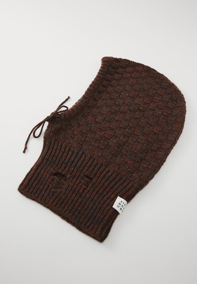 Capuche tricotée marron et gris foncé avec un motif texturé, des bords côtelés et un détail de cordon de serrage. Comprend une petite étiquette blanche.