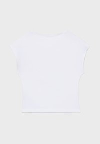 Haut court ajusté à manches courtes blanches avec un design d'épaule large, présenté à plat sur un fond neutre.