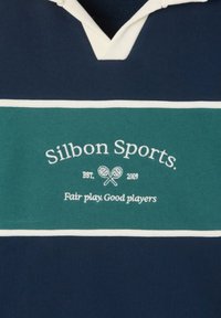 Polo shirt in cotone blu navy e teal con colletto bianco, con logo "Silbon Sports" e racchette da tennis ricamate sul davanti.