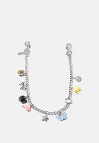Bracciale in argento con varie chiavi: un fiore giallo, una farfalla blu, una perla nera e ulteriori elementi decorativi.