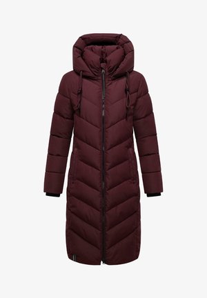 Bordowy, ocieplany płaszcz długi z kapturem, z suwakiem, ukośnym pikowaniem i bocznymi kieszeniami. Zawiera czarne mankiety przy rękawach.