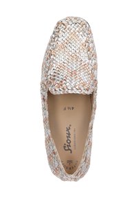 Geflochtene Slipper mit einer strukturierten Oberfläche in einer Mischung aus Beige-, Silber- und Roségoldtönen. Runde Spitze und gepolsterte Innensohle.