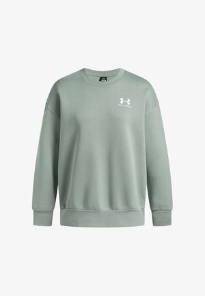 Zielony sweter wykonany z bawełny, w luźnym fasonie, z okrągłym dekoltem, długimi rękawami i białym logo na piersi. Gładka tekstura.