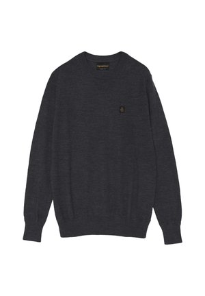 Maglione grigio scuro realizzato in un materiale morbido e lavorato a maglia. Presenta un collo rotondo, maniche lunghe e una piccola toppa con il logo sul petto.