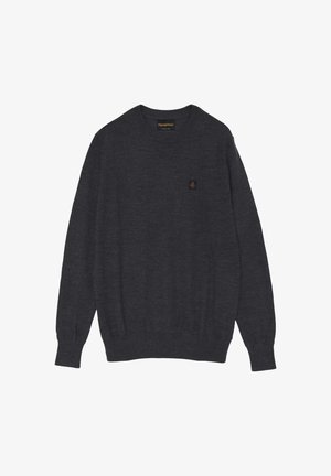 Maglione grigio scuro realizzato in un materiale morbido e lavorato a maglia. Presenta un collo rotondo, maniche lunghe e una piccola toppa con il logo sul petto.