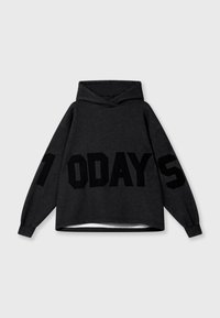 Dunkelgrauer, übergroßer Hoodie aus weichem Stoff, mit großen schwarzen Buchstaben "7 DAYS" auf der Vorderseite. Kängurutasche und Kapuze mit Kordelzug.