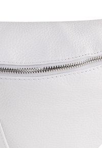 Witte leren handtas met een tekstuurachtig oppervlak, een ritssluiting met zilverkleurig beslag en contrasterende stiksels langs de randen.