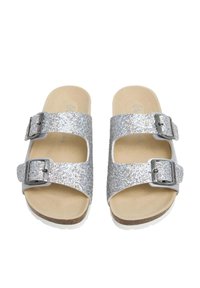 Silver glitteriga slidesandaler med två justerbara spännen, en vadderad sula och en tan sula, designade för avslappnad användning.
