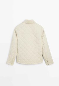 Prošívaná bunda v krémově bílé barvě, s límcem, dlouhými rukávy a manžetami na knoflíky. Na látce je vzor ve tvaru diamantů.