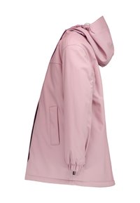 Impermeable rosa claro con capucha, de mangas largas, puños elásticos, bolsillo lateral y forro de cremallera negro, mostrado de perfil sobre un fondo blanco.