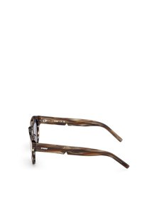 Brune skildpadde solbriller med en rektangulær stel, der har metalaccentuer på broen og mærkenavnet på stangen.