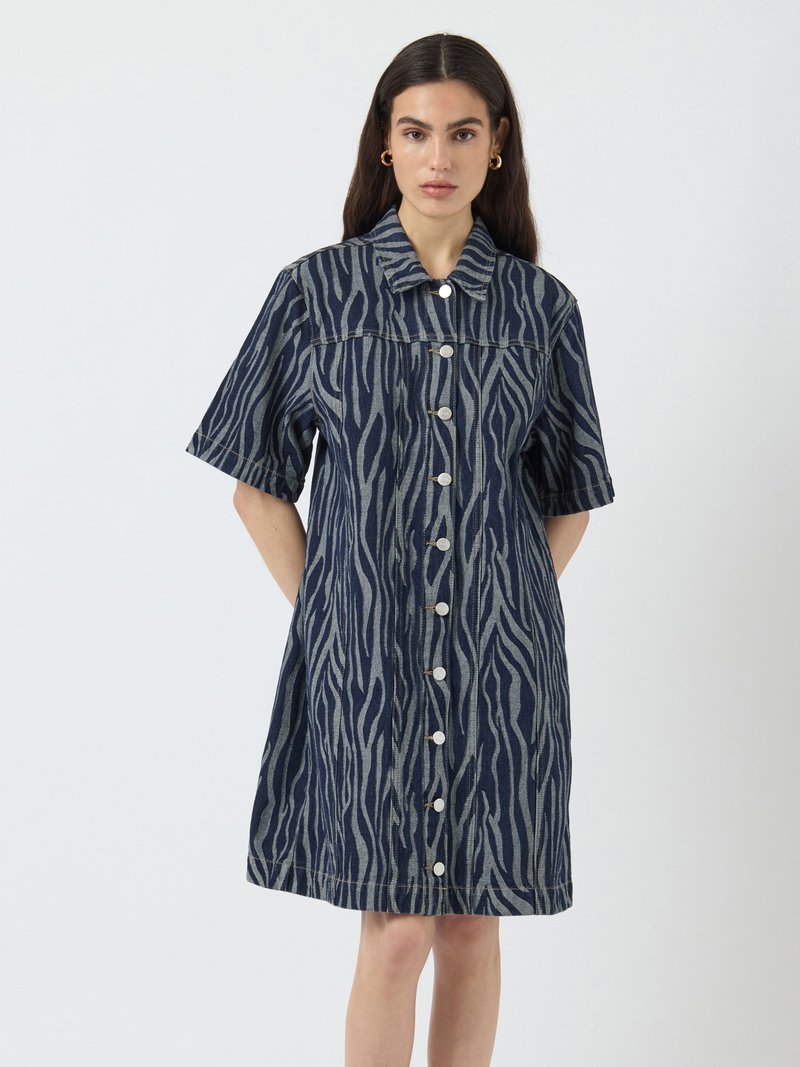 Vestito camicia button-up in denim scuro con strisce zebrate chiare, maniche corte, colletto e taglio dritto. Presenta bottoni bianchi ben visibili.