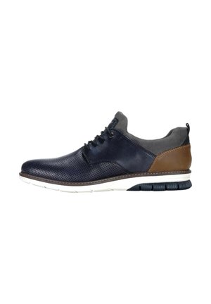Chaussure décontractée pour homme en cuir bleu marine avec bout perforé, patch brun au talon, col gris ressemblant à une chaussette, semelle blanche et bande de roulement noire.