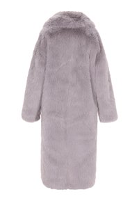 Lang, plysset faux fur-frakke i lys lavendel med krave og lange ærmer. Frakken har en lige silhuet og blød tekstur.