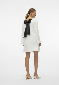 Vero Moda LAILA SEQUIN BOW - Kokteilikleit/peokleit - snow white