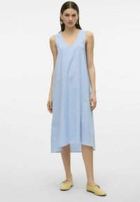 Plava i bijela prugasta haljina bez rukava s V-izrezom, do sredine lista, s opuštenim krojem i blago raširenim rubom.