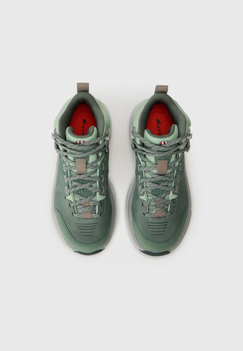 Grüne High-Top-Sneaker mit Netz- und synthetischen Überzügen, ausgestattet mit grauen Schnürsenkeln, rotem Innenfutter und gemusterten Akzenten an den Seiten.