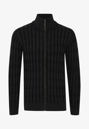 Mustade tõmblukuga sviitriga, millel on kõrge krae, tekstureeritud vertikaalsete triipudega muster ning soonikkoes varrukad ja alläär.