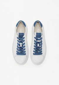 Sneakers albe cu accente și șireturi de nuanță albastru denim. Partea superioară din piele netedă, vârf rotund și talpă din cauciuc texturat. Design casual.