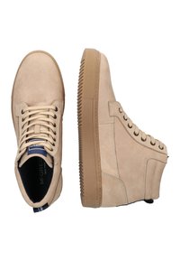 Beige hoge sneakers van suede met gestructureerde rubberen zolen, voorzien van platte veters, oogjes en een logotab op de tong.