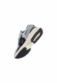 Grau und schwarze Sneaker mit einem Obermaterial aus Wildleder und Mesh, Gummisohle mit geformtem Profil und markantem Zwischensohlendesign.
