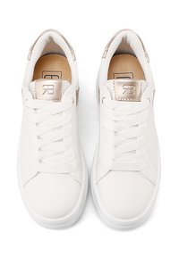 Sneakers bianchi con parte superiore in materiale sintetico liscio, punta rotonda e dettagli metallici dorati sul tallone e sulla linguetta. Chiusura con lacci piatti.