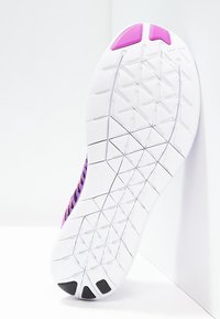 Suela de zapato de goma blanca con un patrón de agarre texturizado y acentos rosas en el talón. Diseño flexible con una banda de rodadura geométrica para tracción.