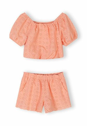 Dwuczęściowy strój w kolorze brzoskwiniowym z haftem kwiatowym w dziurkowanej tkaninie, krótki top z odkrytymi ramionami i bufkami na rękawach oraz szorty z elastyczną talią i falbankowymi wykończeniami.